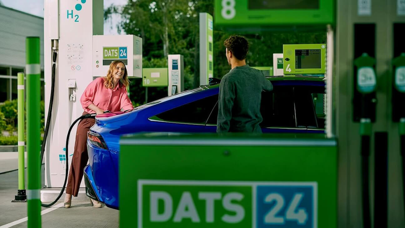 Vrouw tankt bij tankstation DATS 24