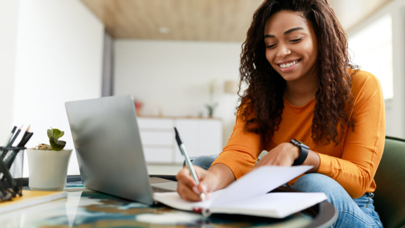 Vrouw schrijft iets in agenda