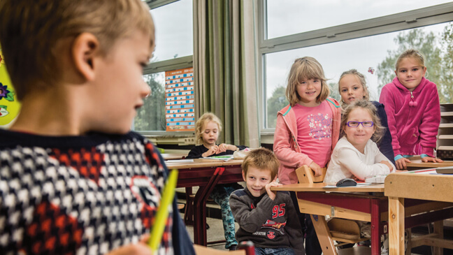 Elvire volgt les in de gewone klas, met redelijke aanpassingen.