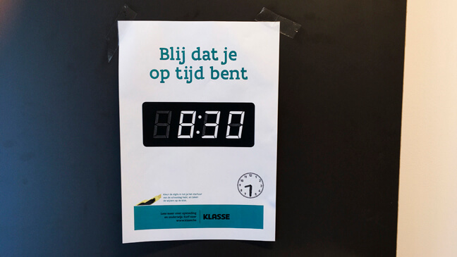 Poster met boodschap: Bij dat je op tijd bent