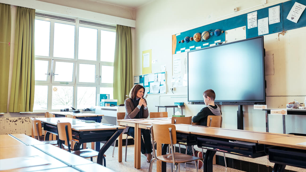 Leraar zesde leerjaar Anneleen Jacob voert een kindgesprek