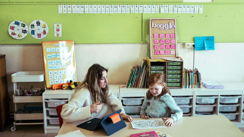 Leraar eerste leerjaar Phyby Wuytack voert een kindgesprek