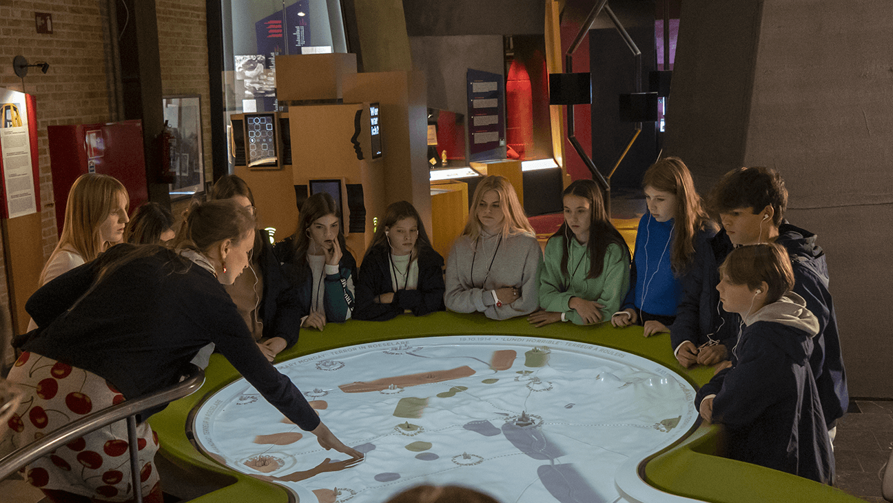 Bezoekers in het In Flanders Fields Museum