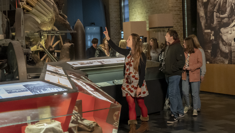 Bezoekers in het In Flanders Fields Museum