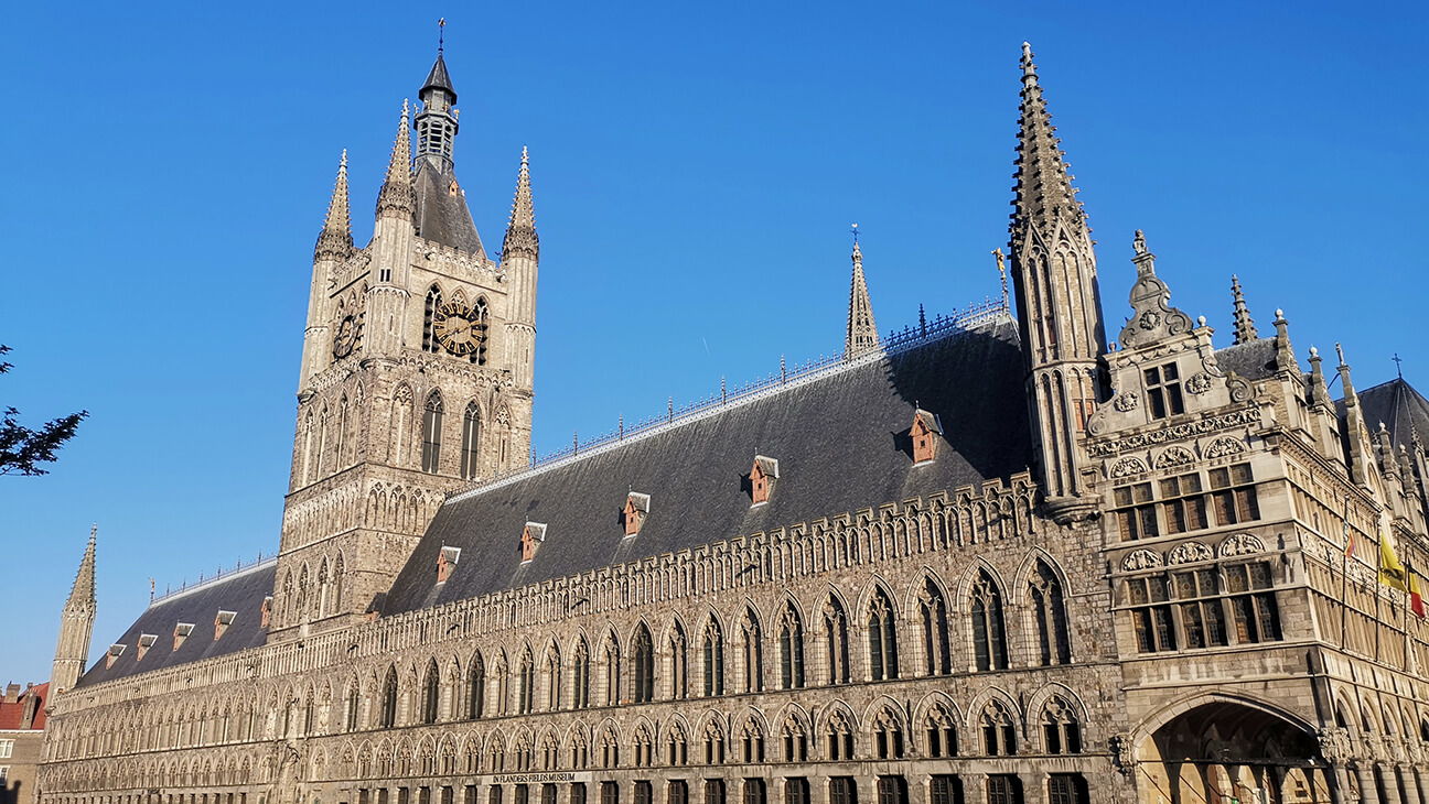 gevel van het In Flanders Fields Museum