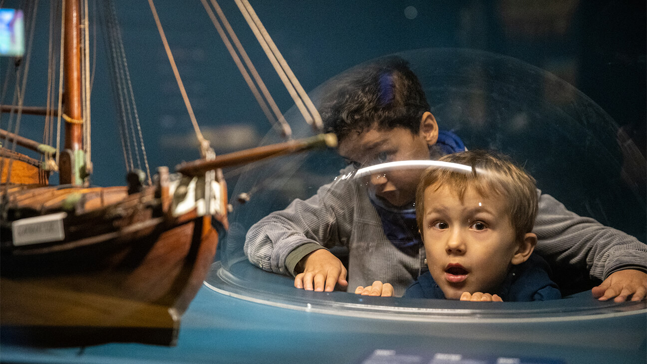 2 jongens kijken naar schip in het MAS