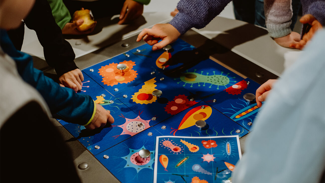 Kinderen spelen een spel in Sea Life