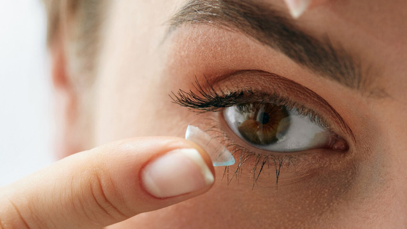 Vrouw steekt contactlens - Webwinkel Contactlenzenonline.be