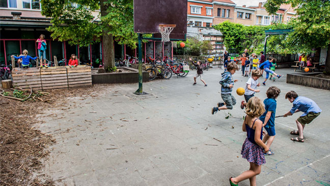 Kinderen spelen op groene speelplaats
