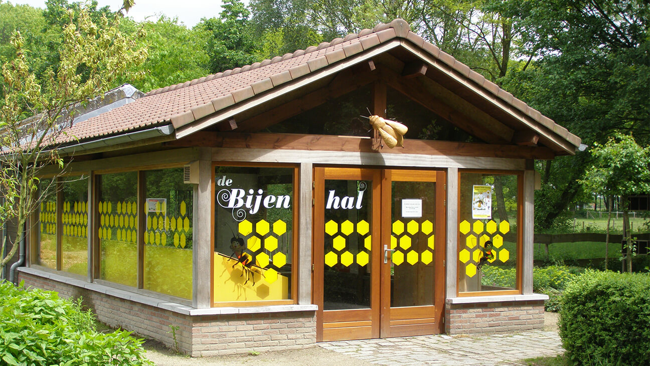 Bijenhal in Moeder en zoon kijken naar geitjes in Domein Kiewit Natuurcentrum