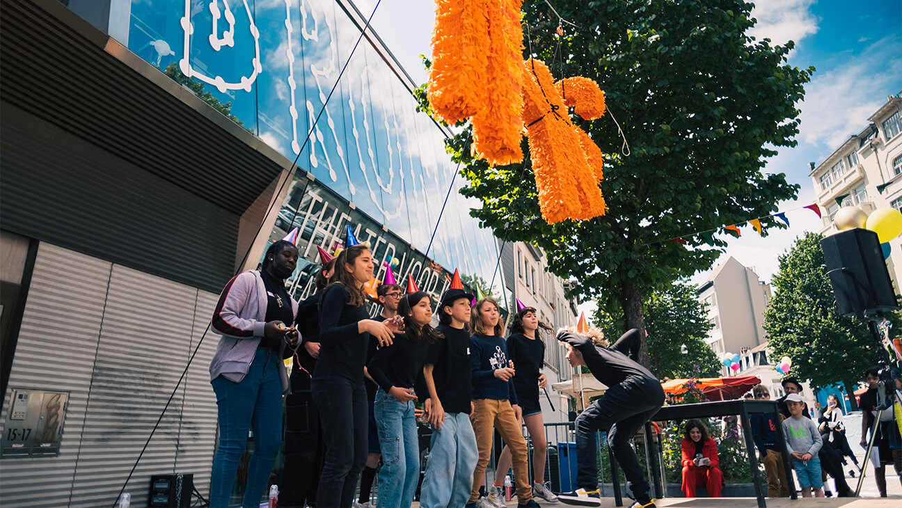 Mensen op een podium voor Bronks