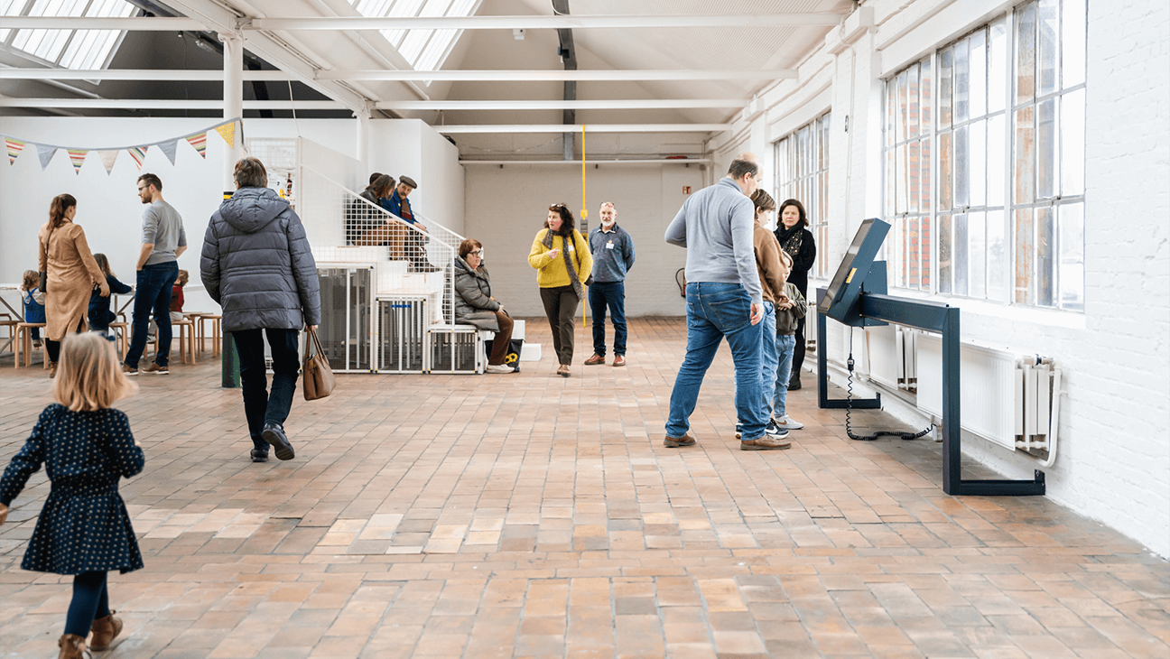 Bezoekers in het industriemuseum