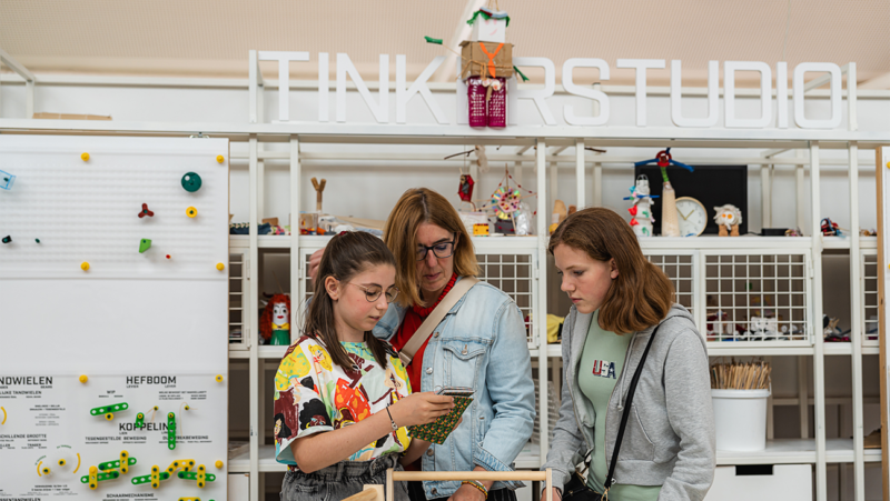 Drie vrouwen in het industriemuseum