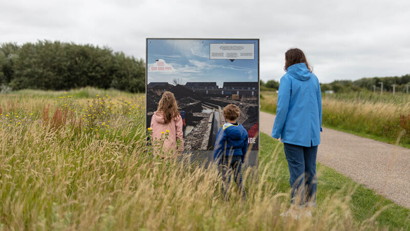 Familie in het natuurpark Raversyde