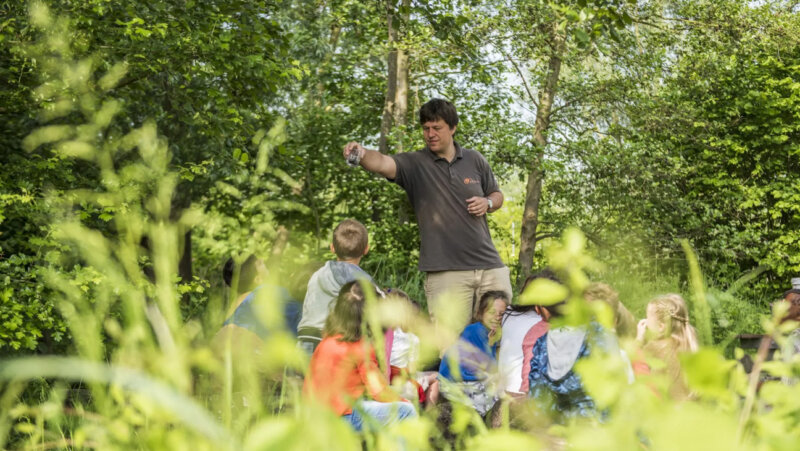 Kinderen krijgen uitleg van natuurgids van Natuureducatief Centrum Bastion VIII