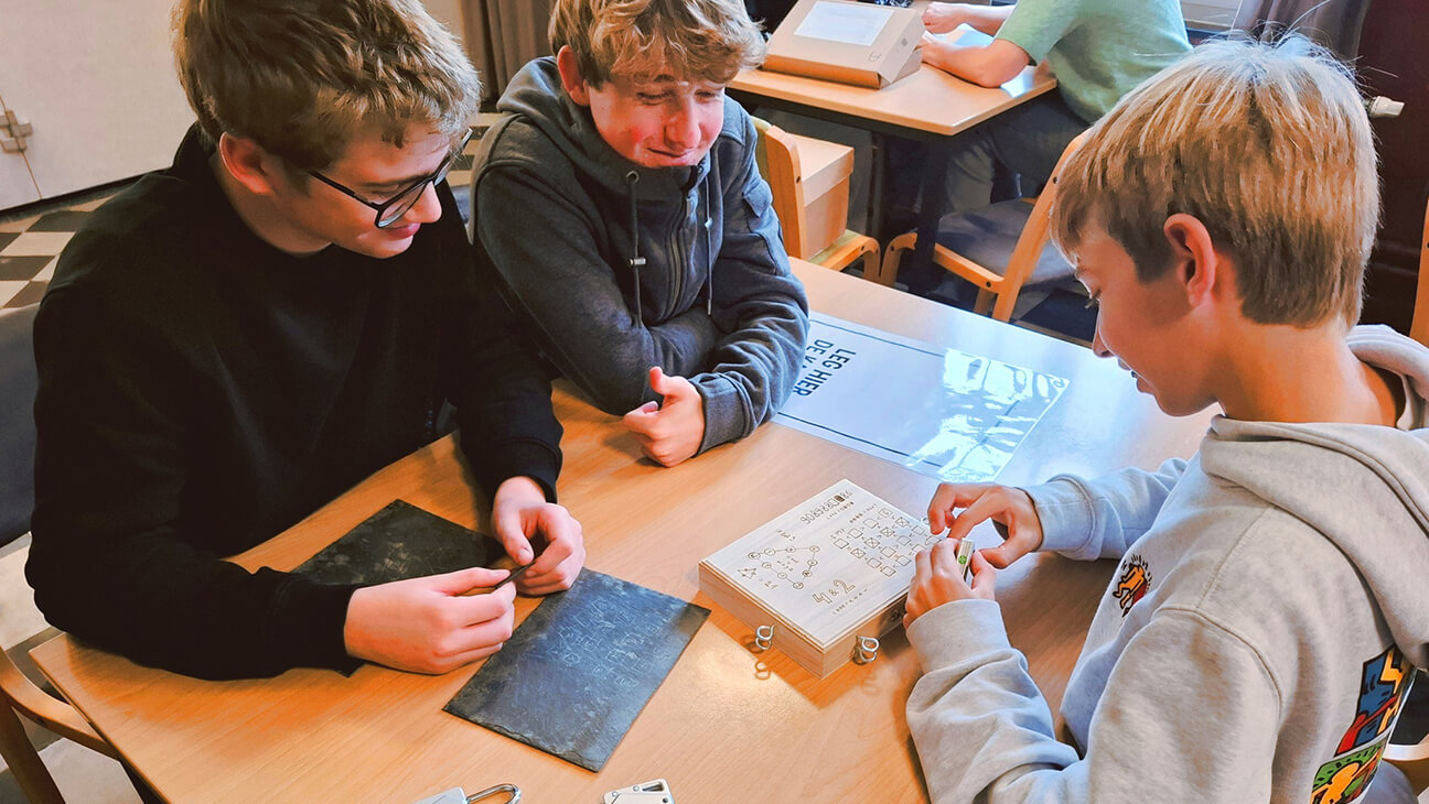 Klas lost raadsel op in het Begijnhofmuseum Turnhout