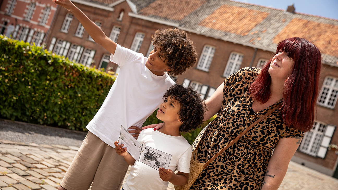 Gezin bezoekt het Begijnhofmuseum Turnhout