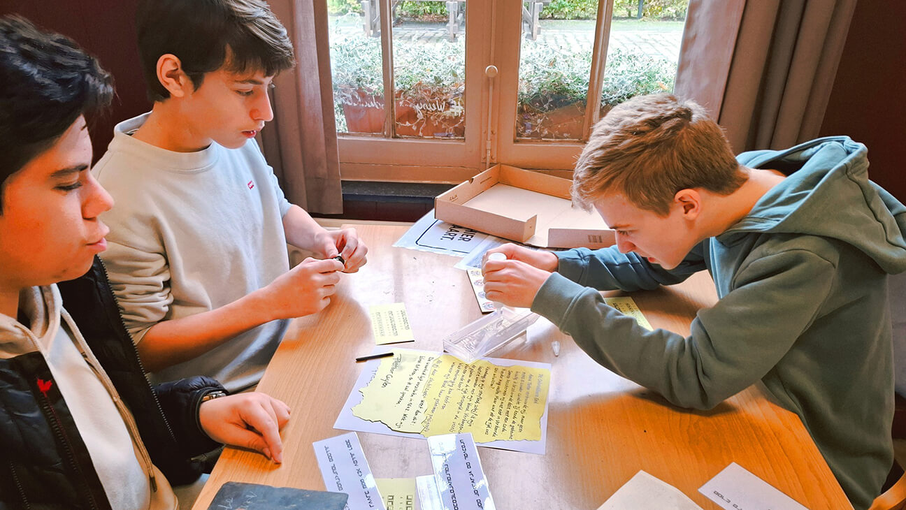 Klas lost raadsel op in het Begijnhofmuseum Turnhout