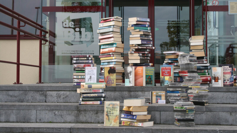 Boeken op de trap van de bibliotheek van Leopoldsburg