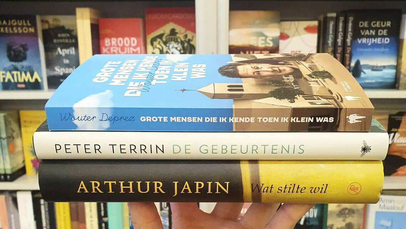 Stapel boeken van boekhandel De Reyghere