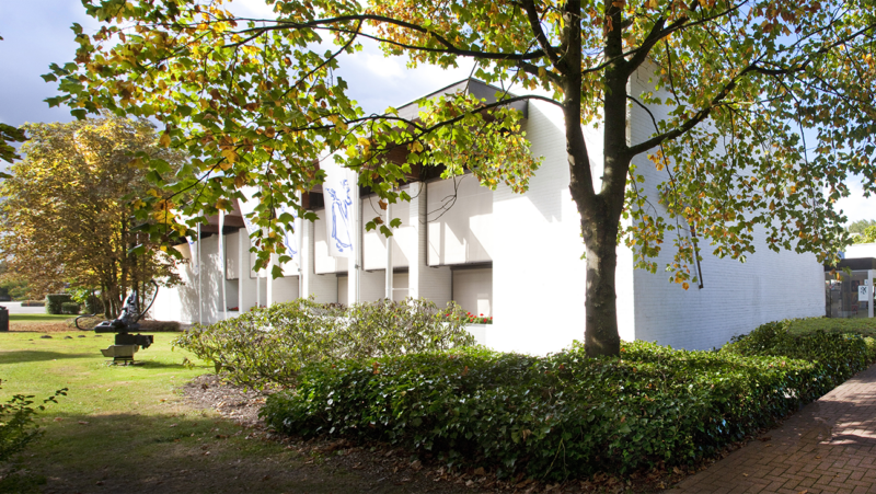 zicht op de gevel van Mudel, Museum van Deinze en de Leiestreek