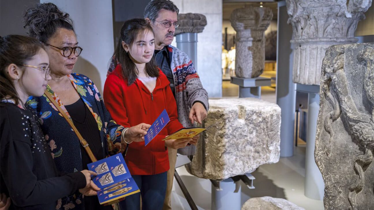 Bezoekers kijken naar kunst uit de Romeinse tijd in het Gallo-Romeins Museum