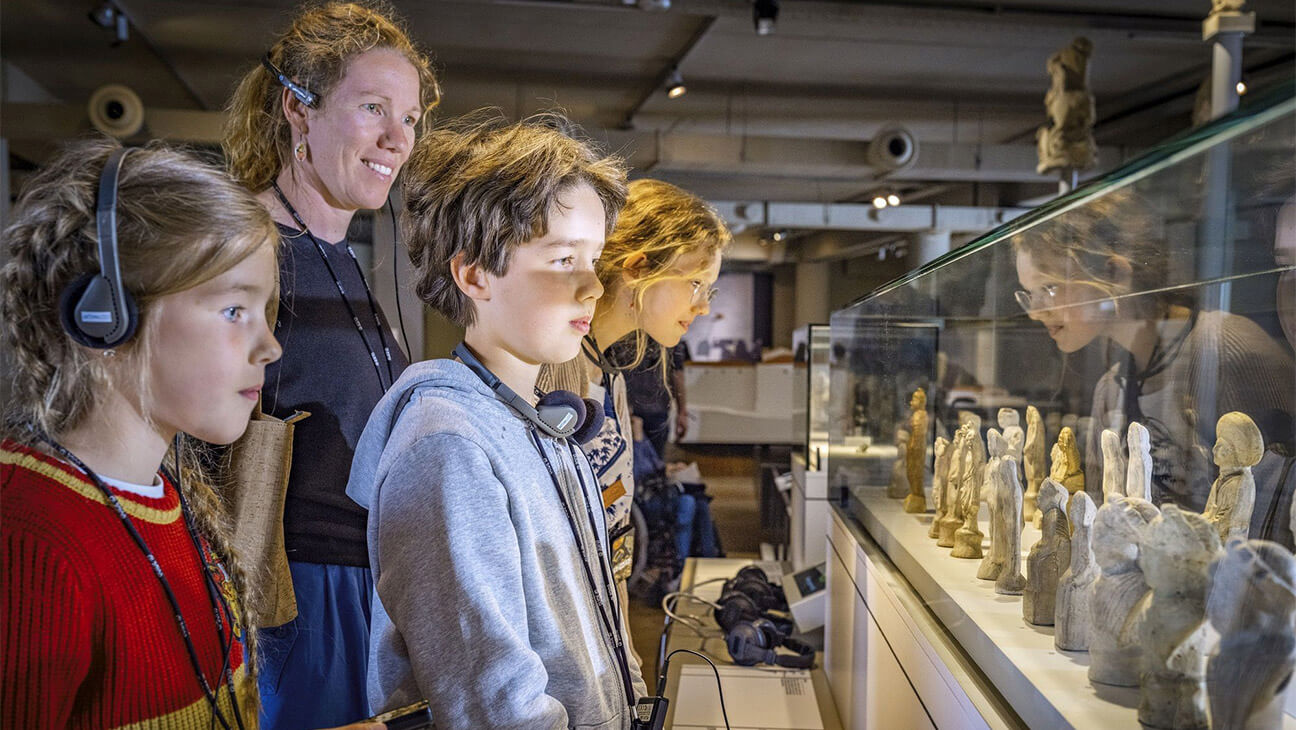 Kinderen kijken naar kunst uit de Romeinse tijd in het Gallo-Romeins Museum