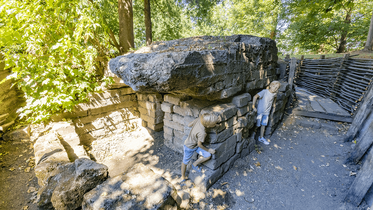 2 jongens spelen aan bunker