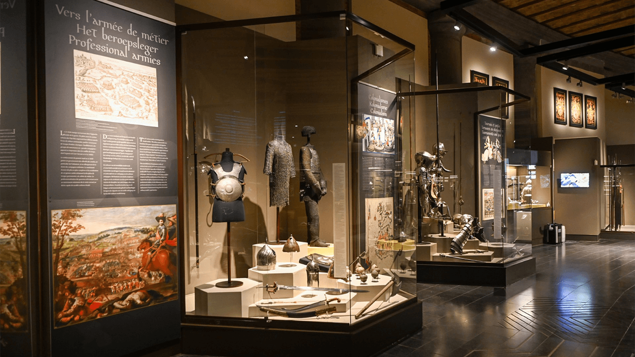 Zaal met oude legeruitrusting in het Koninklijk Legermuseum