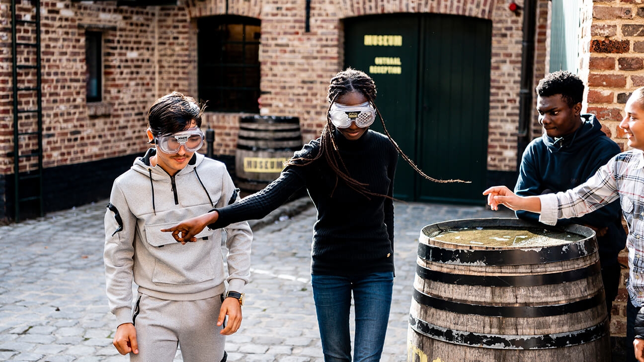 Bezoekers met een VR-bril 
