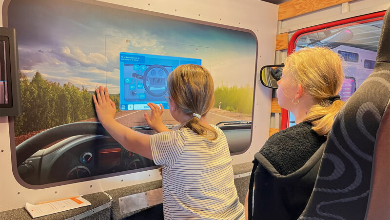 Kinderen besturen vrachtwagen in het beroepenhuis