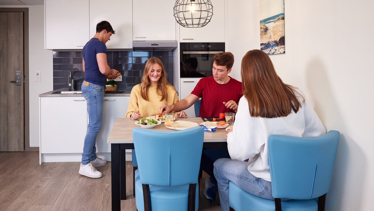 Holiday Suites vrienden aan tafel