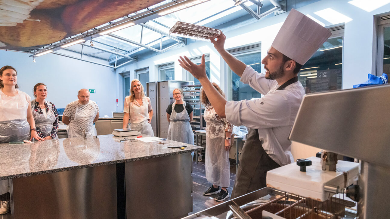 Demonstratie in Choco-Story, The Chocolate Museum