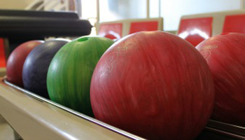bowlingballen op een rij
