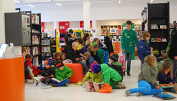 Klas op bezoek in de bibliotheek