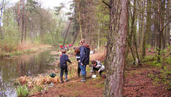 kinderen onderzoeken rivier