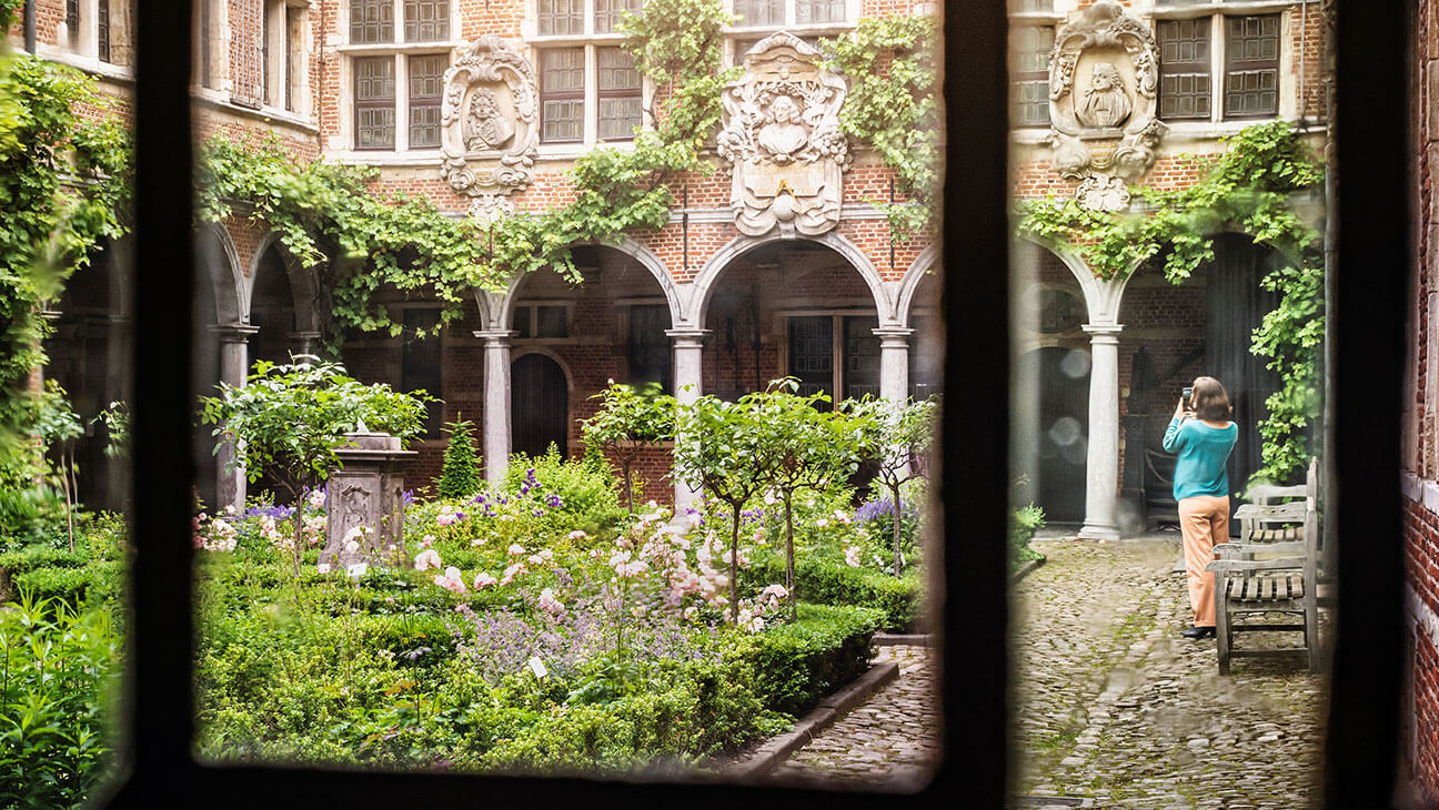 Vrouw in de tuin van het Museum Plantin-Moretus