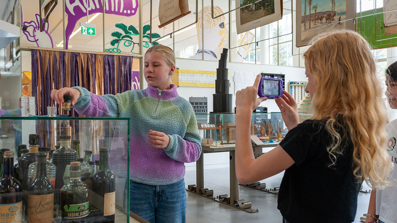 2 leerlingen in het Nationaal Onderwijsmuseum