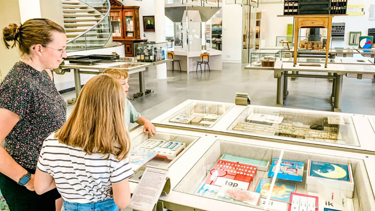 Oude schoolboeken in het Nationaal Onderwijsmuseum