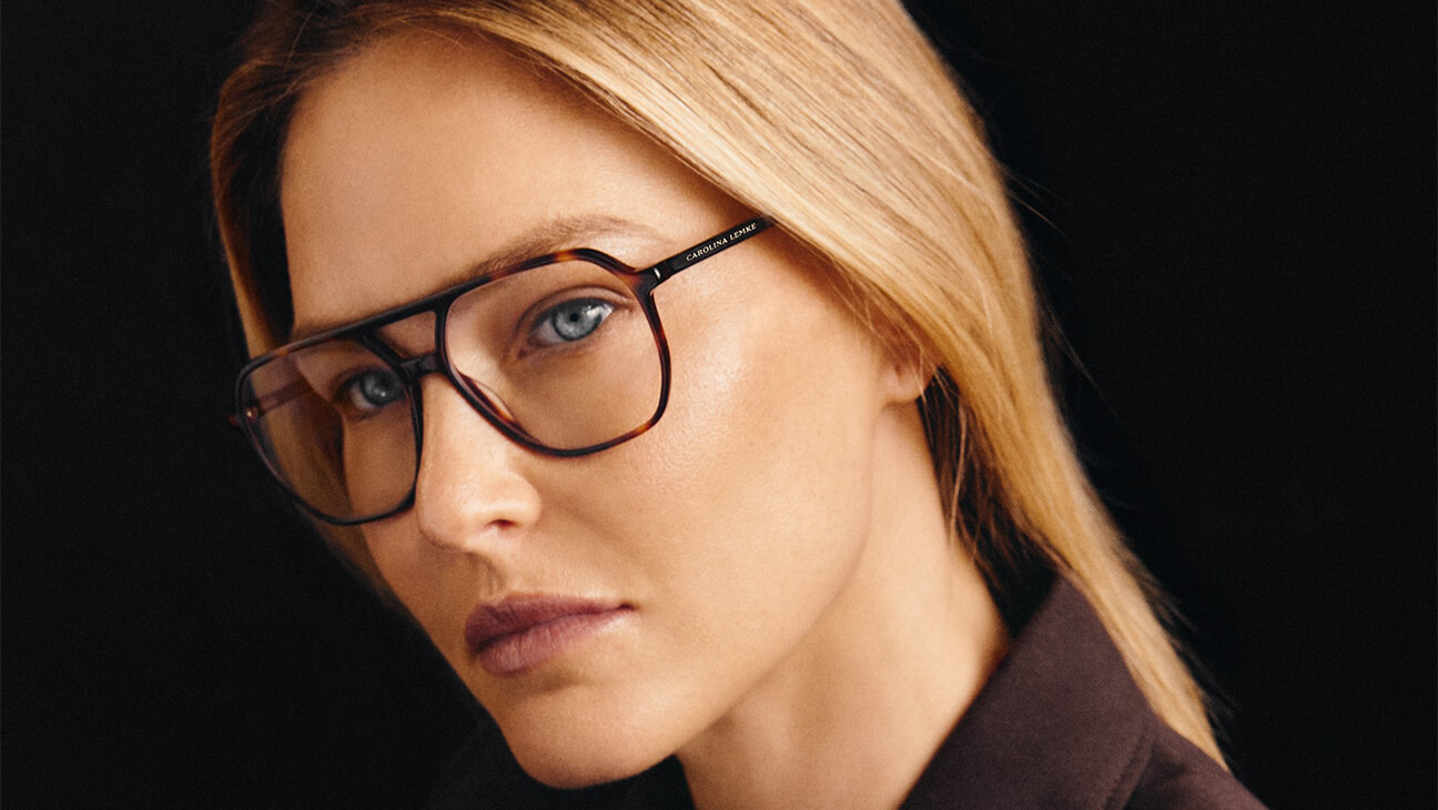 Vrouw met een bril van Optiek Katrien