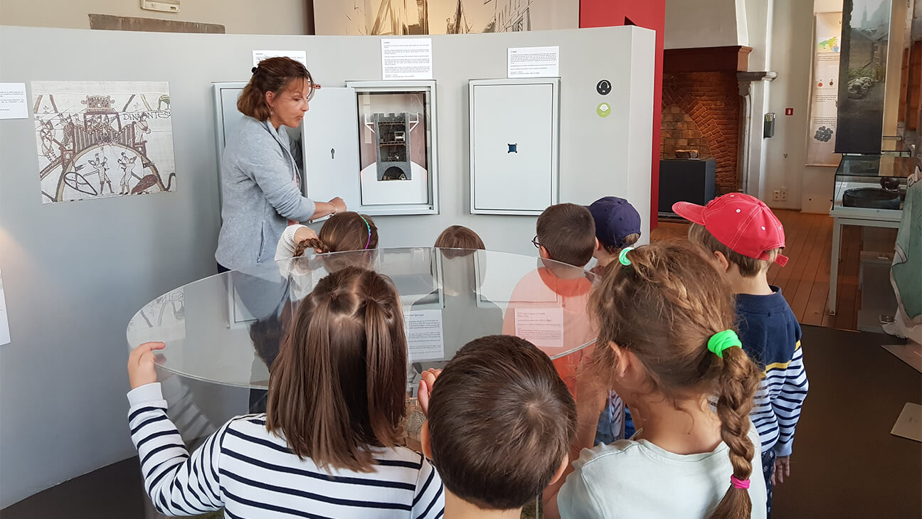 Kinderen luisteren naar gids in Peace Village Hostel