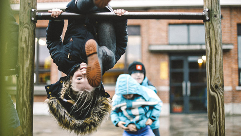 Kinderen spelen op speelplaats