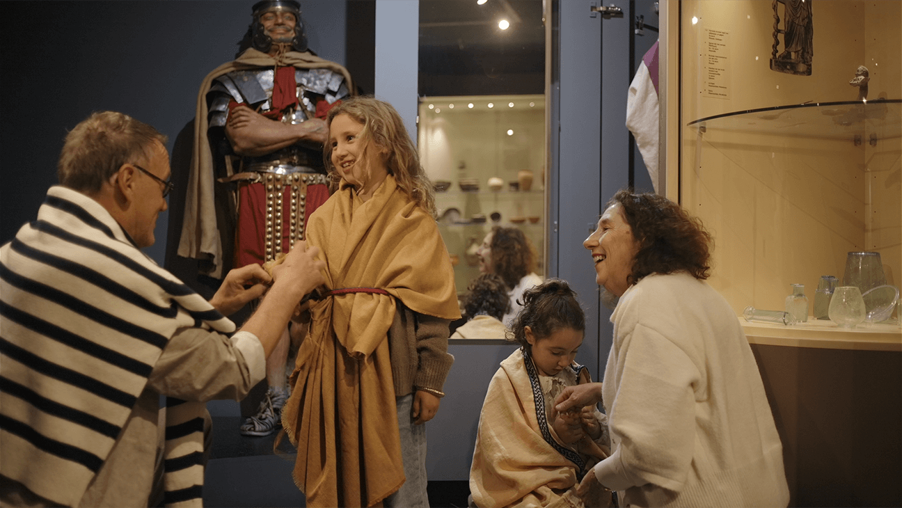 Gezin bezoekt het Regionaal Archeologisch Museum Maaseik