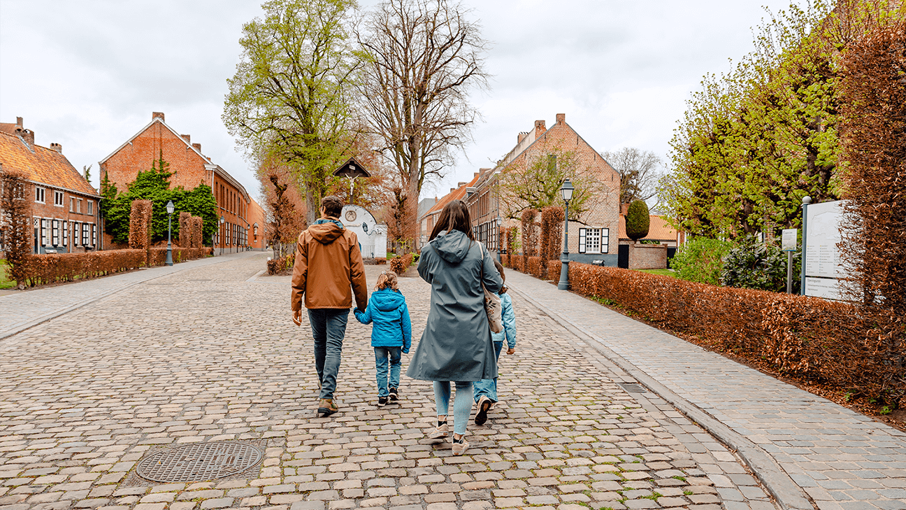 Gezin in de tuin van het begijnhofmuseum in Turnhout