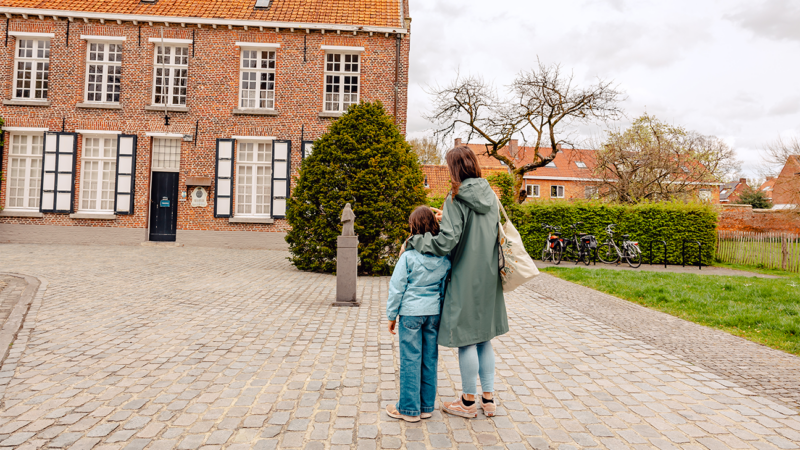 Moeder en dochter in het begijnhofmuseum in Turnhout