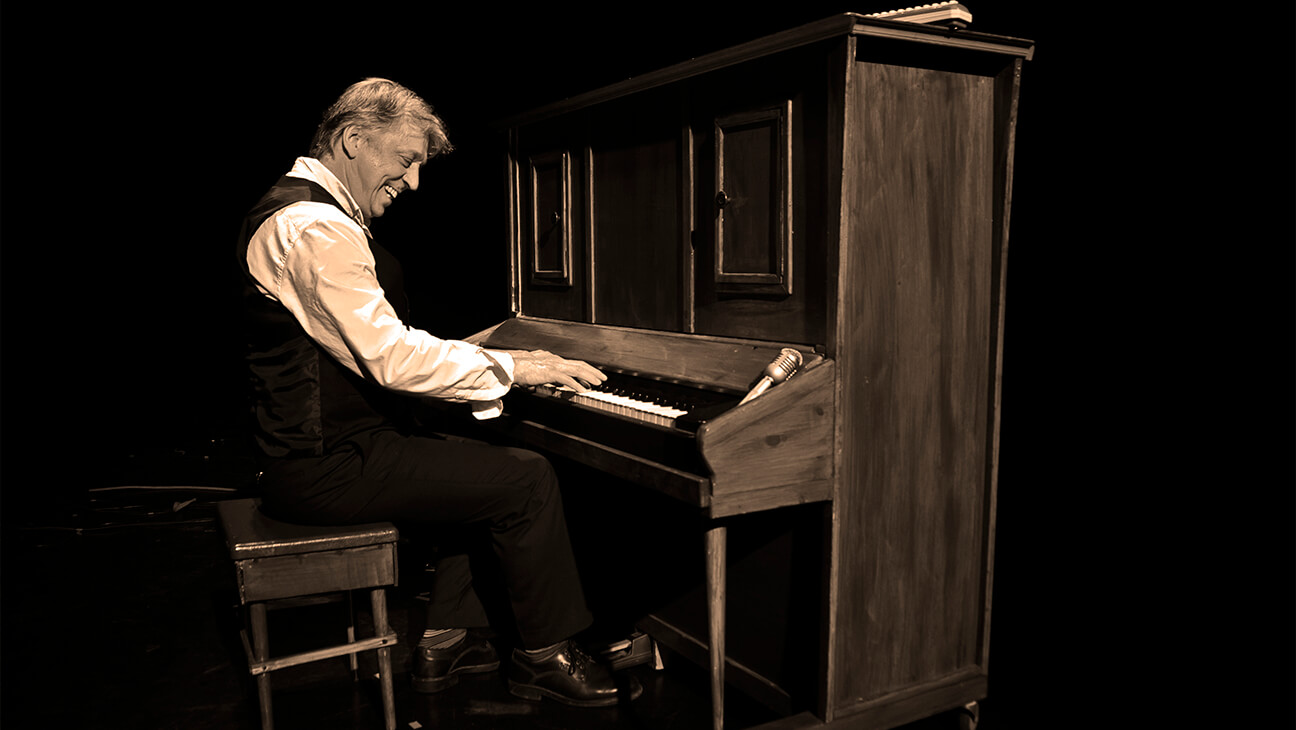 Man speelt piano