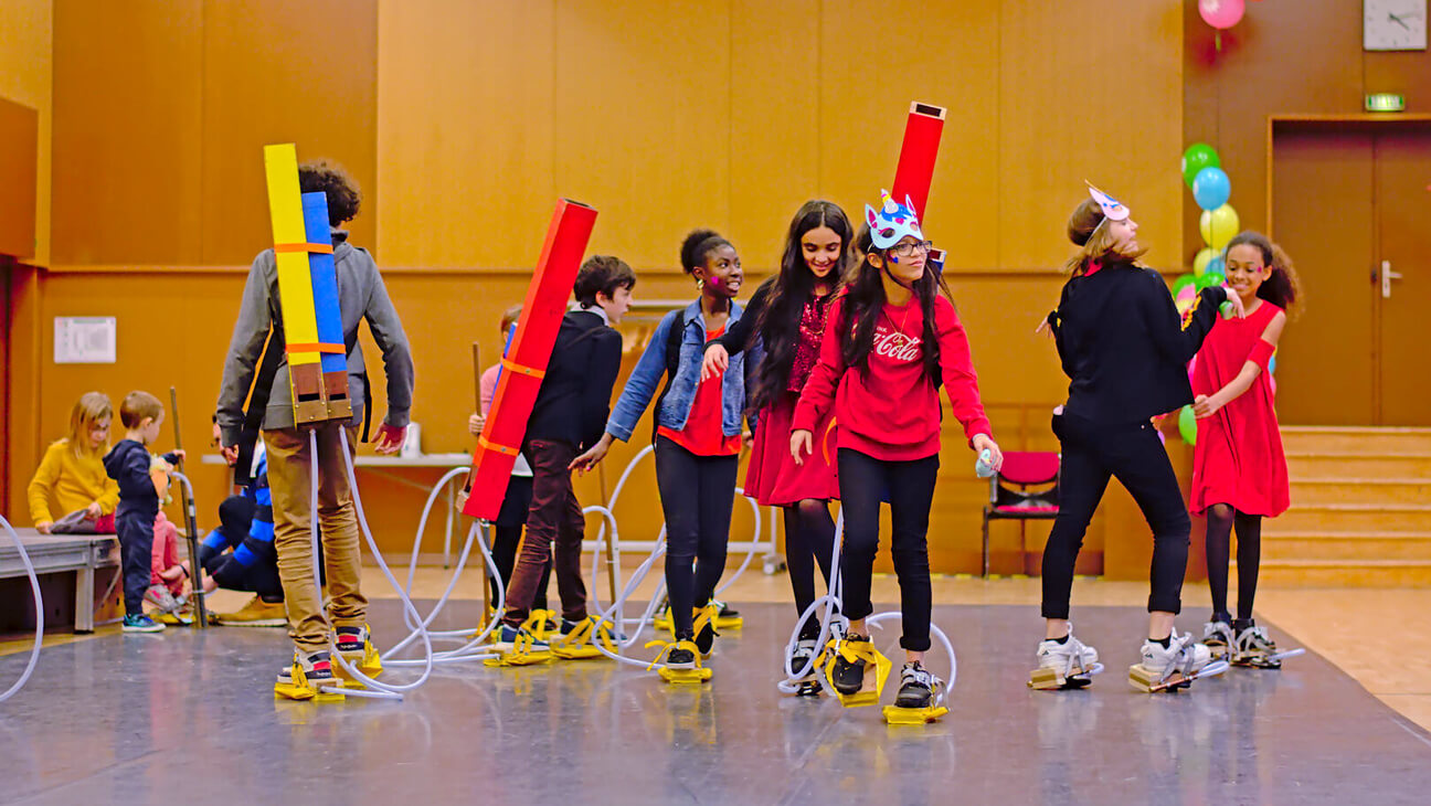 Kinderen maken muziek met schoenen