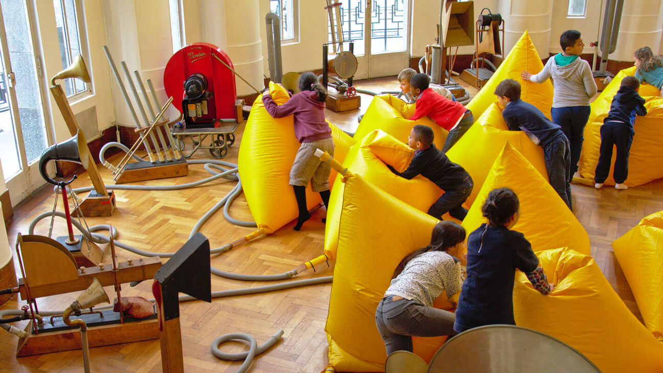 Kinderen maken muziek met luchtkussens bij Stichting Logos