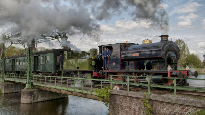 Stoomtrein rijdt over een brug