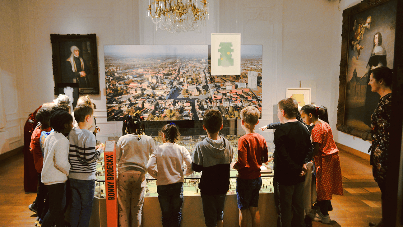 Kinderen kijken naar maquette in het Taxandriamuseum